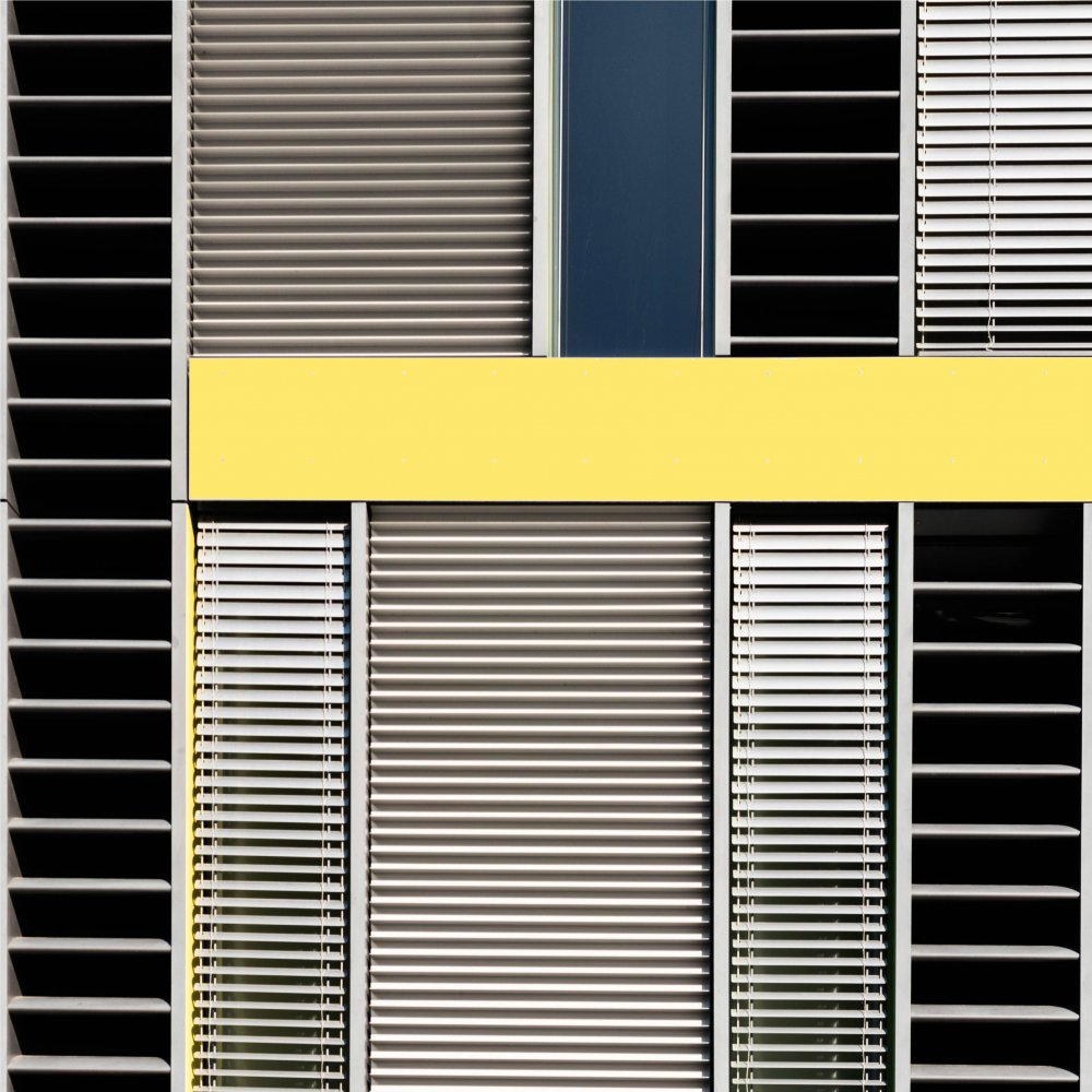 graphic facade with a yellow accent de Stephan Rückert