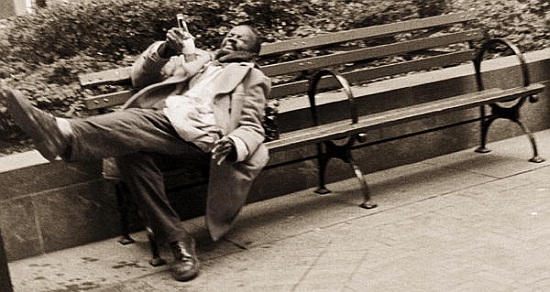 Drunk man on a park bench de Stephen  Spiller