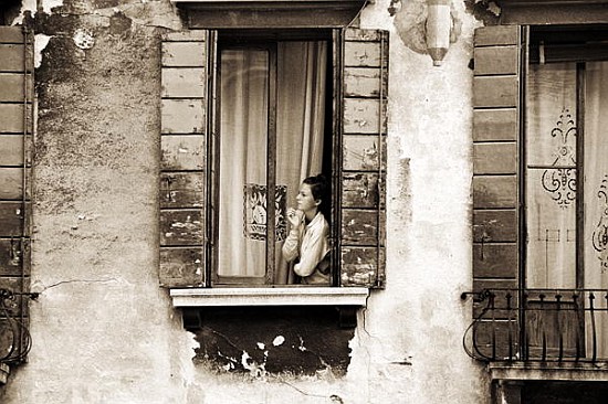 Woman gazing out of a window contemplating, 2004 (b/w photo)  de Stephen  Spiller
