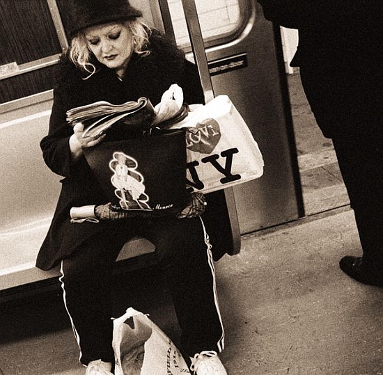 Woman reading on a subway with a Marilyn Monroe purse and an ''I Love New York'' bag, 2004 (b/w phot de Stephen  Spiller