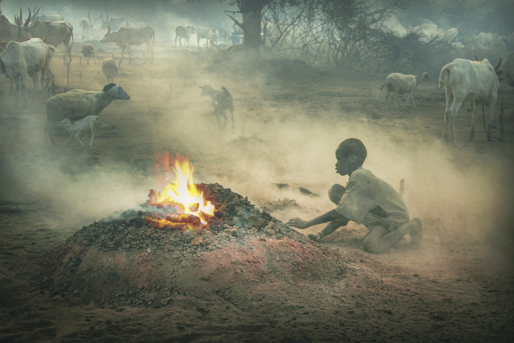 MUNDARI-SOUTH SUDAN Boy and his fire de Svetlin Yosifov