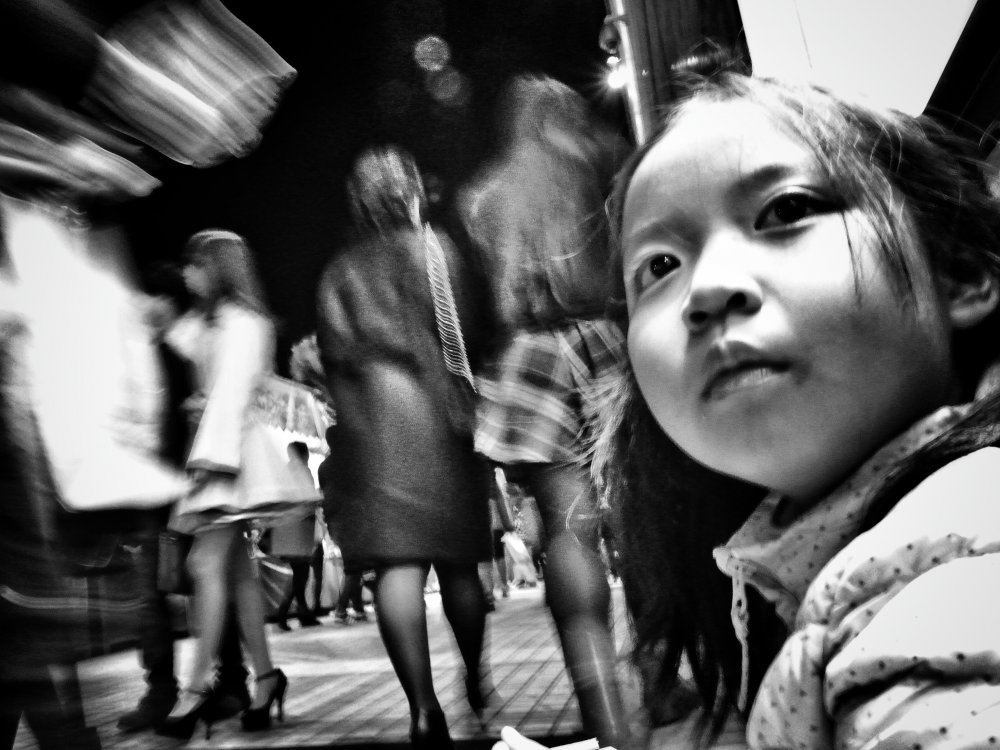 A girl crouching at night de Takashi Yokoyama