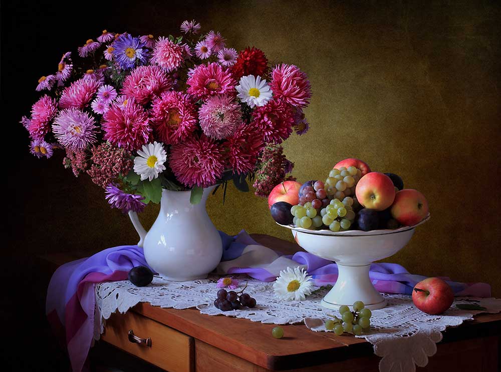 Still life with a bouquet of asters and fruits de Tatyana Skorokhod (Татьяна