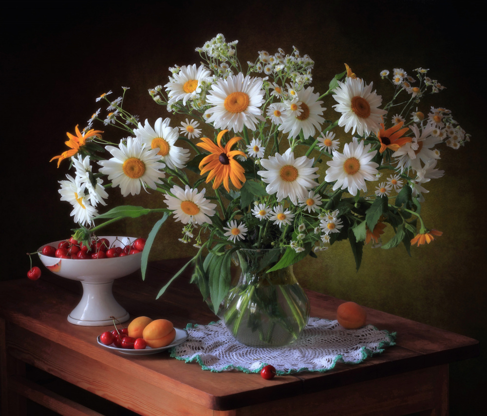 Still life with daisies and berries de Tatyana Skorokhod (Татьяна