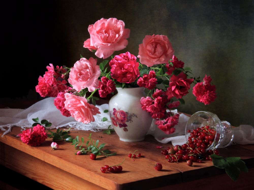 Still life with roses and berries de Tatyana Skorokhod (Татьяна