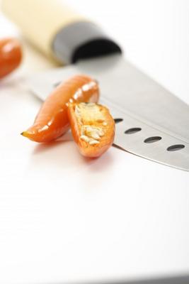 Gelbe Peperoni mit Messer1 de Thomas Haupt