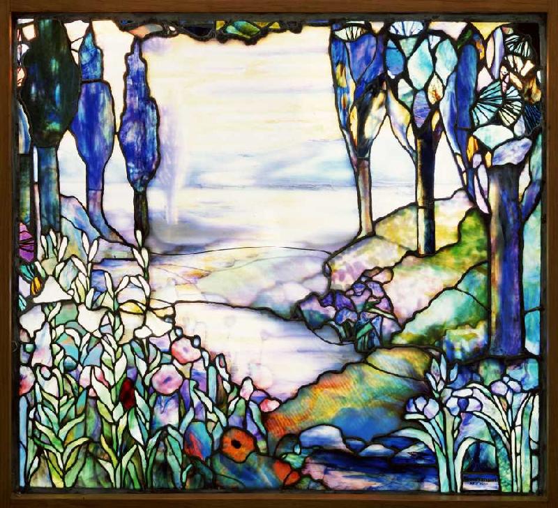 Flusslandschaft mit Blick auf eine Bergkette im Zwielicht mit Zypressen, Lilien, Mohnblumen und Iris de Tiffany Werkstatt