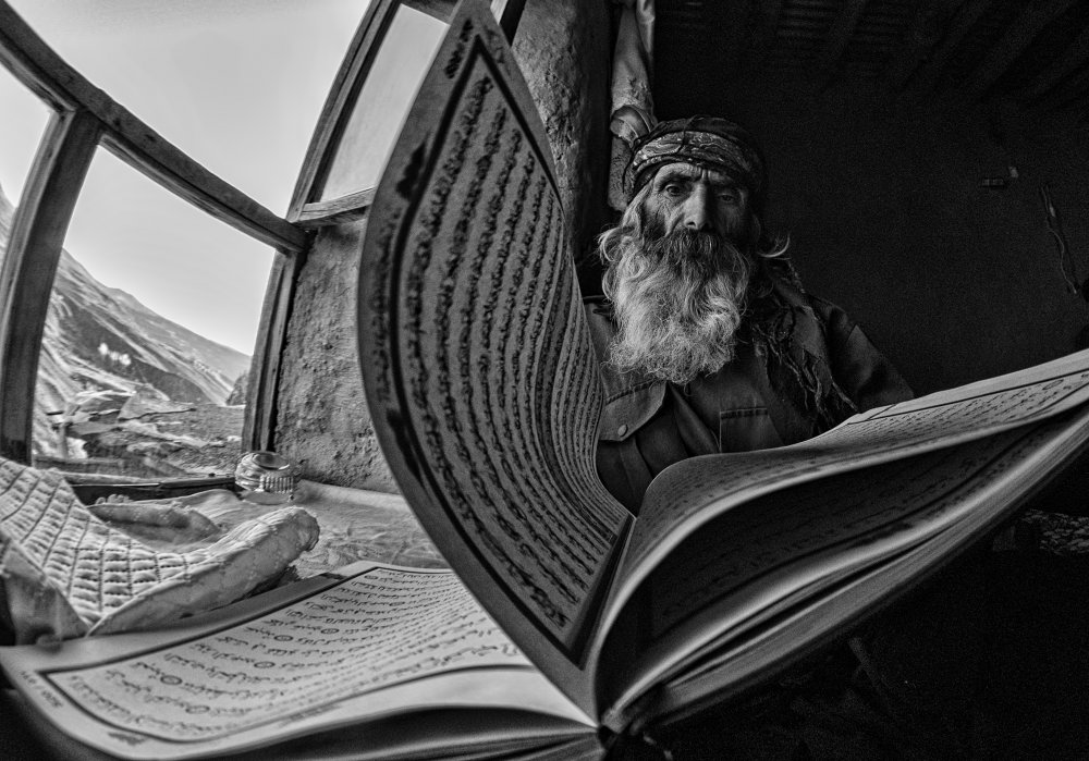 Old men he is reading de Timur Türkmen