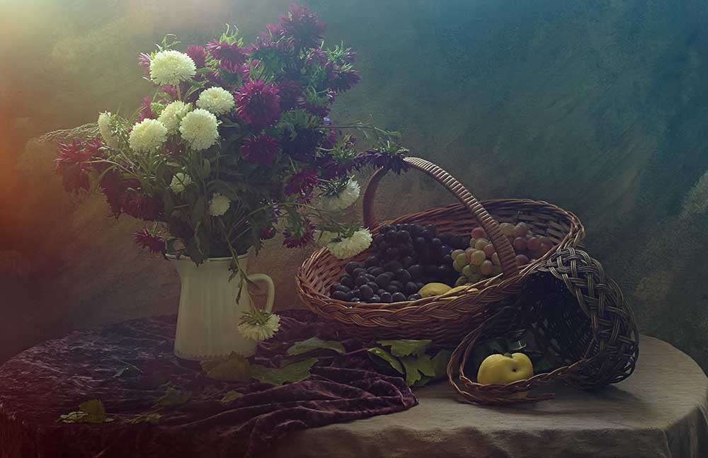 Still life with Flowers and Grapes de UstinaGreen