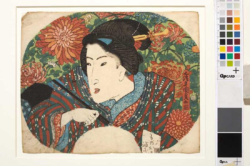 Porträt einer Dame mit geschlossenem Fächer vor Chrysanthemen de Utagawa Kunisada
