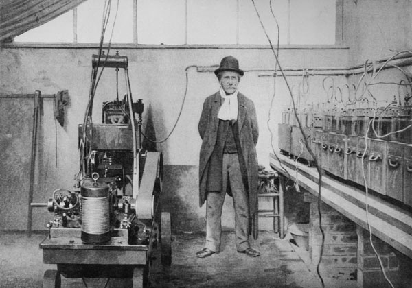 Marcellin Berthelot (1827-1907) in his laboratory in Meudon (Yvelines) (b/w photo)  de Valerian Gribayedoff
