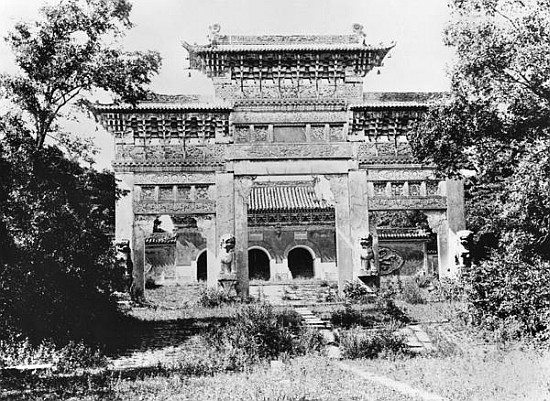 Tomb of the Emperor Qing Taizong and the sacred path at Moukden, China de Valerian Gribayedoff