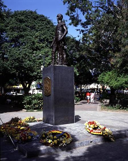 Monument to Simon Bolivar in the Plaza Bolivar (photo) de Venezuelan School