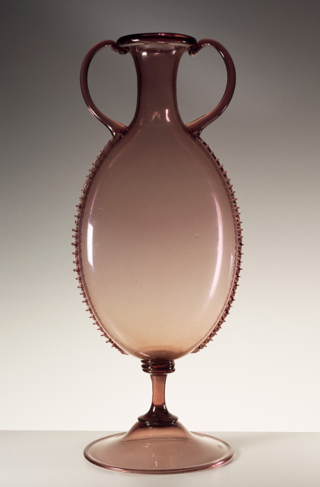Pink glass amphora with notched edging worked using pliers de Vittorio Zecchin