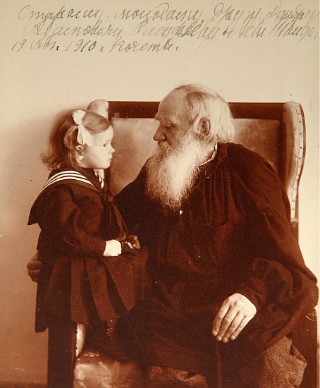 The author Leon Tolstoy with his granddaughter Tatiana in Yasnaya Polyana de Vladimir Grigorievich Chertkov