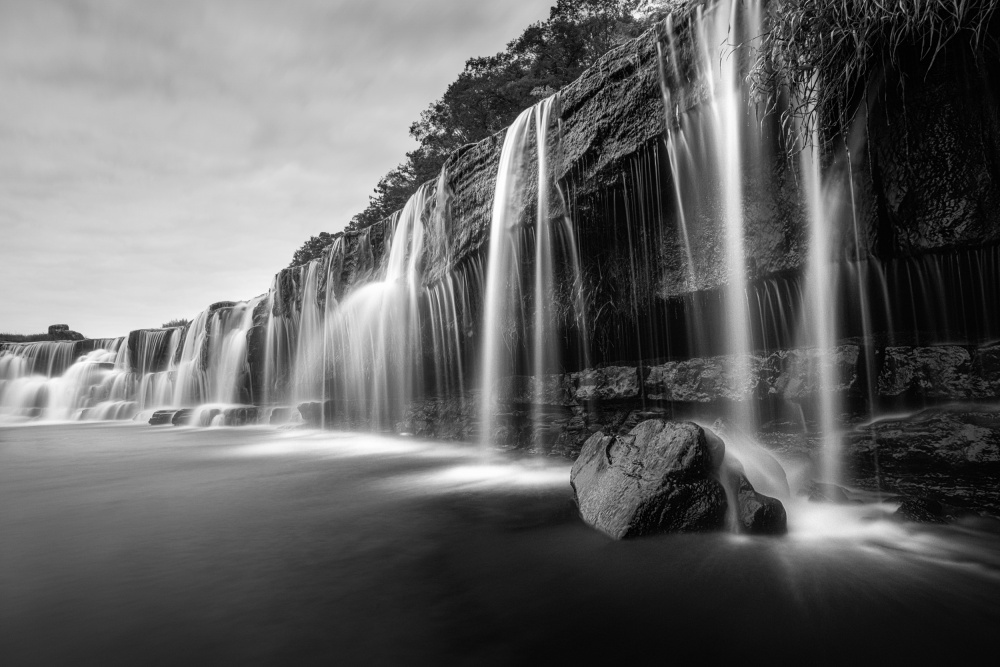 Black waterfall de Vu van quan