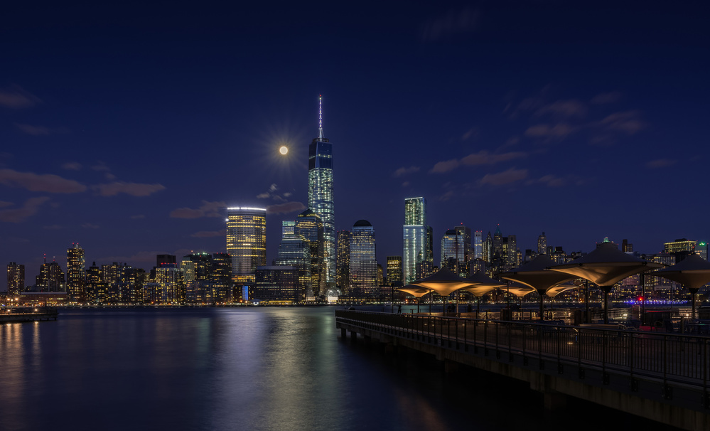 Moonlight over lower Manhattan de Wei (David) Dai