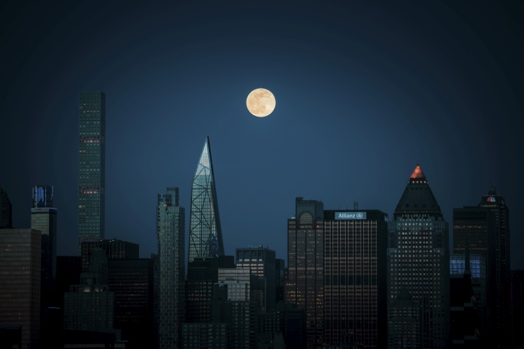 Super-moon over Manhattan de Wei (David) Dai