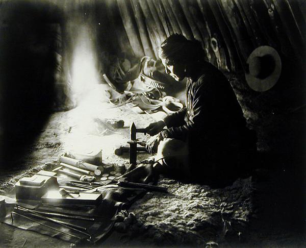 Navaho silversmith, c.1915 (b/w photo)  de William J. Carpenter