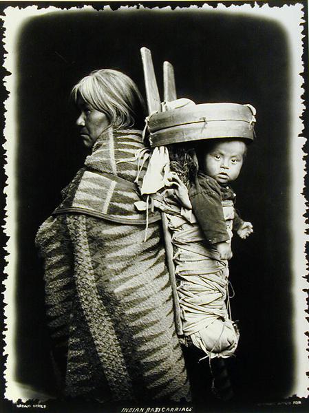 Navaho woman carrying a papoose on her back, c.1914 (b/w photo)  de William J. Carpenter