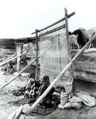 Navajo weavers, c.1914 (b/w photo) de William J. Carpenter
