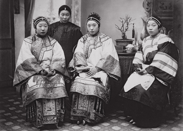 Chinese Women, c.1880 (albumen print)  de William Saunders