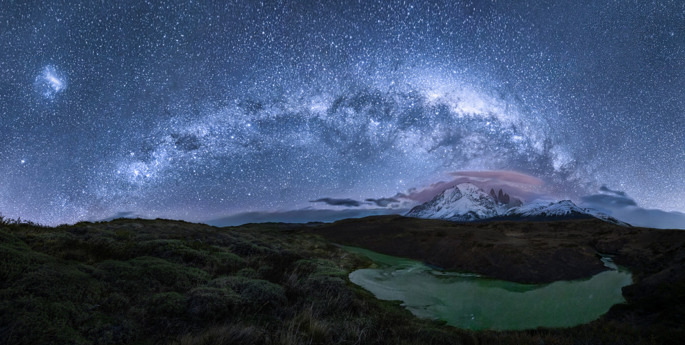 Moonlight and Milky way in Patagonia de Yanny Liu