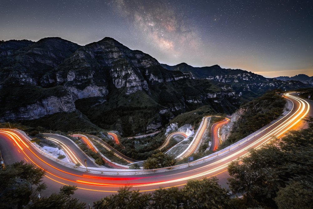 Footwall mountain road under the starry sky de Yuan Cui