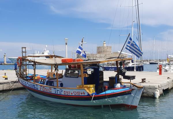 Fischerboot im Yachthafen von Rhodos de zamart
